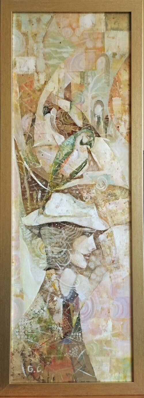 Moteris su papūgėlėmis