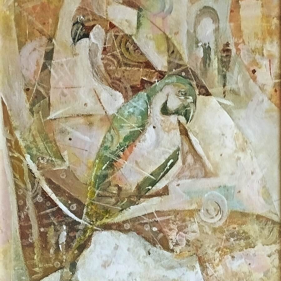 Moteris su papūgėlėmis