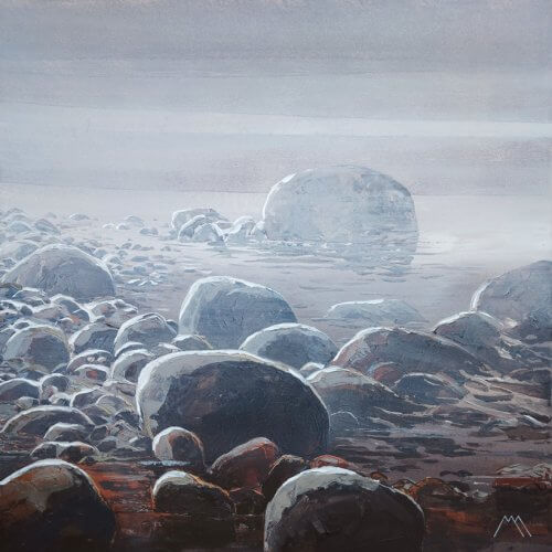 Akmenuota pakrantė rūke